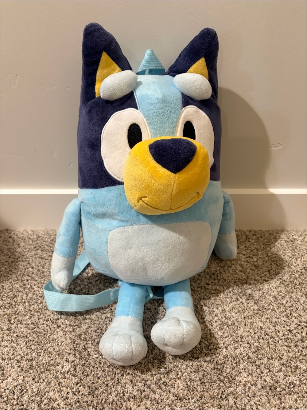 Bluey plush backpack - Picture 2 of 4